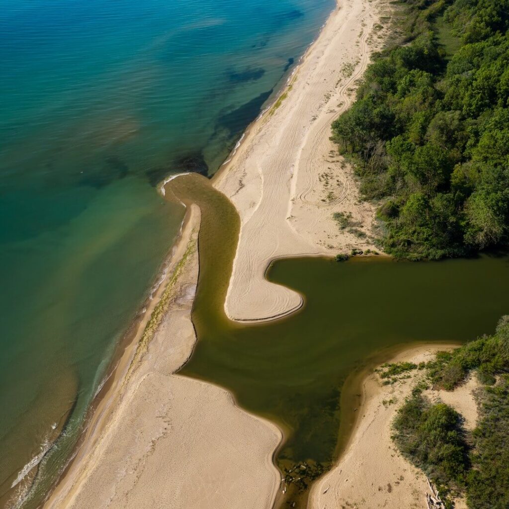 L’acqua del fiume che si immette nel mare a chi apparterrà? Al fiume o al mare?
