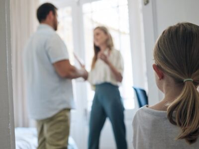 genitori che litigano come metafora degli iscritti all'ordine degli psicologi che assistono ai litigi dei loro rappresentanti